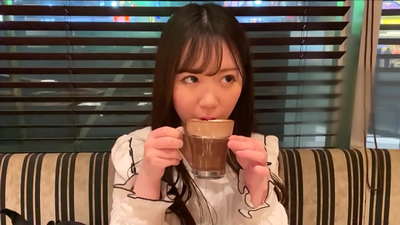 C'est une amie qui appartenait au même club à l'université. Et c'est la fille la plus attirante du club. C'est une atmosphère sexy japonaise.