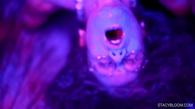 Un bébé se masturbe devant la caméra et atteint l'orgasme.